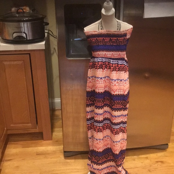 Dresses & Skirts - Women’s medium strapless dress never worn nwot